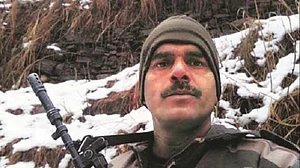 वाराणसी से नामांकन रद्द होने के बाद तेज बहादुर ने निर्वाचन आयोग के फैसले को सुप्रीम कोर्ट में दी चुनौती