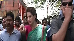 वीडियो: लोगों के सामने प्रियंका गांधी ने पेश की मिसाल, जाम में फंसी एंबुलेंस को देख गाड़ी से उतरीं, खुलवाया रास्ता