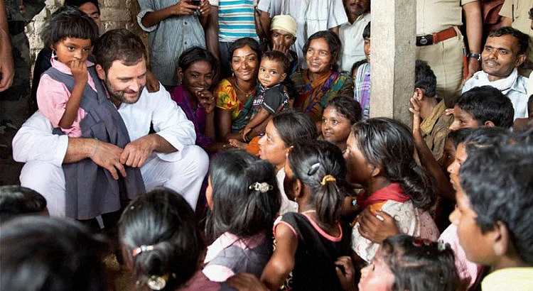 सरकारी मशीनरी के इस्तेमाल से अमेठी की दीवारों पर  दिख रहीं  स्मृति, लेकिन लोगों के दिलों में तो  राहुल ही हैं