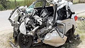 यूपी के देवरिया में ट्रक में जा घुसी कार, 6 की दर्दनाक मौत, एक घायल