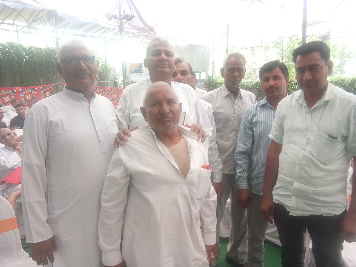 <b>सोनीपत के एटलस रोड पर बात करते हुए किसान </b><b>(फोटो: धीरेन्द्र अवस्थी)</b>