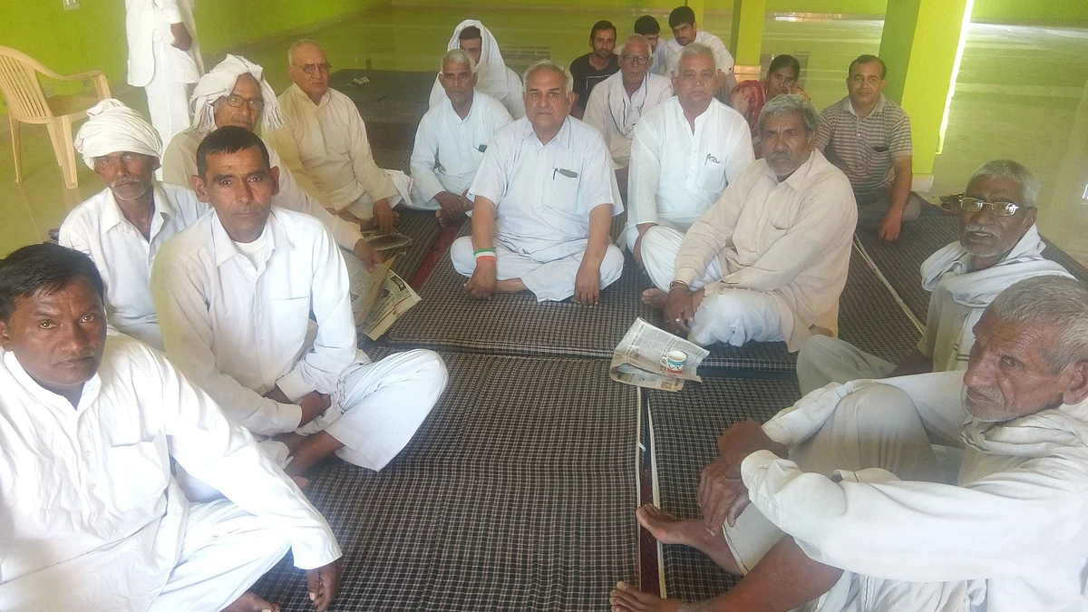 दादरी में एक चुनावी चौपाल में चर्चा करते हुए लोग 