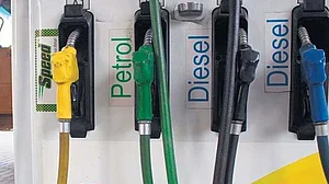 आखिरी चरण का मतदान खत्म होते ही जनता को झटका, देश में बढ़े पेट्रोल-डीजल के दाम, आगे राहत की उम्मीद नहीं