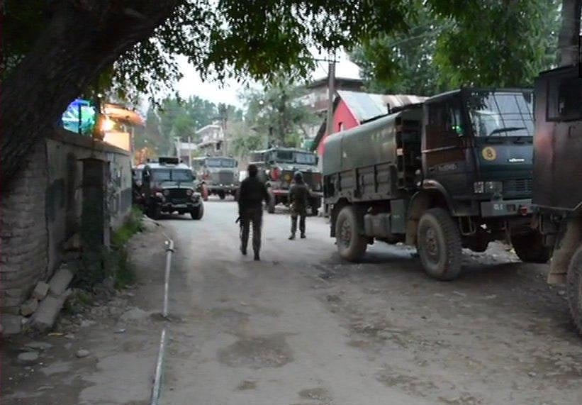 जम्मू-कश्मीर: पुलवामा मुठभेड़ में  3 आतंकी ढेर, एक जवान शहीद, सर्च ऑपरेशन जारी 