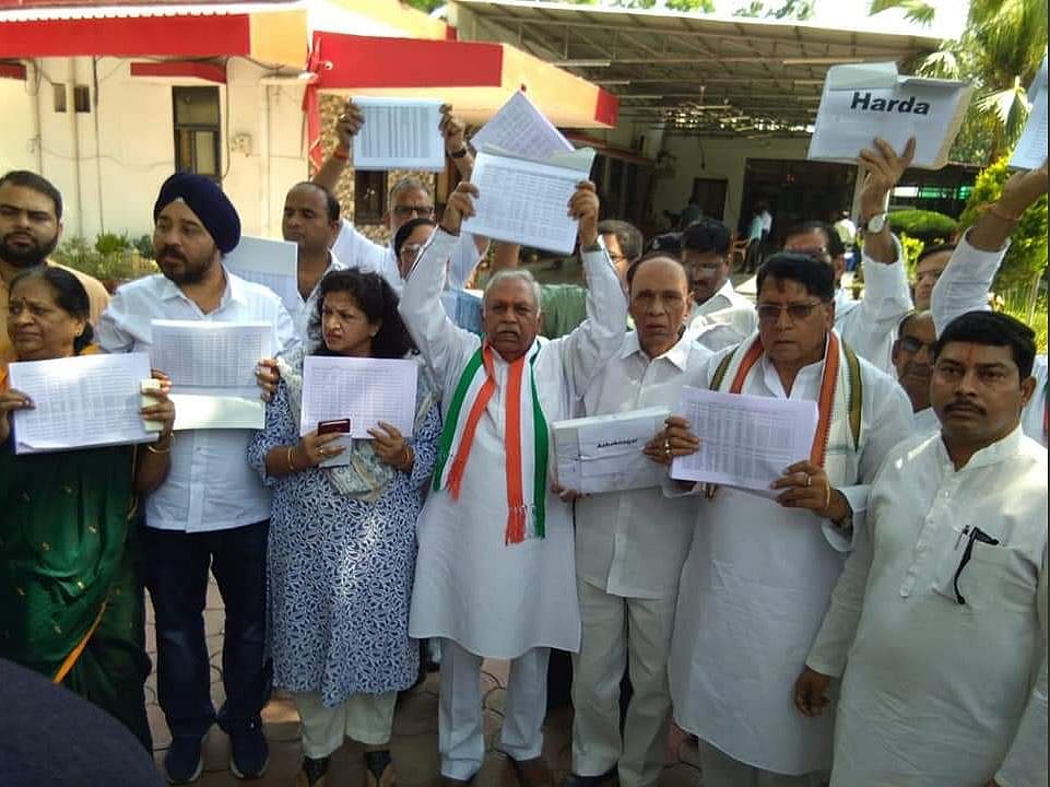  कर्जमाफी को झूठ बताने वाली बीजेपी को कांग्रेस ने दिया सबूत, शिवराज को सौंपी 21 लाख किसानों की सूची 