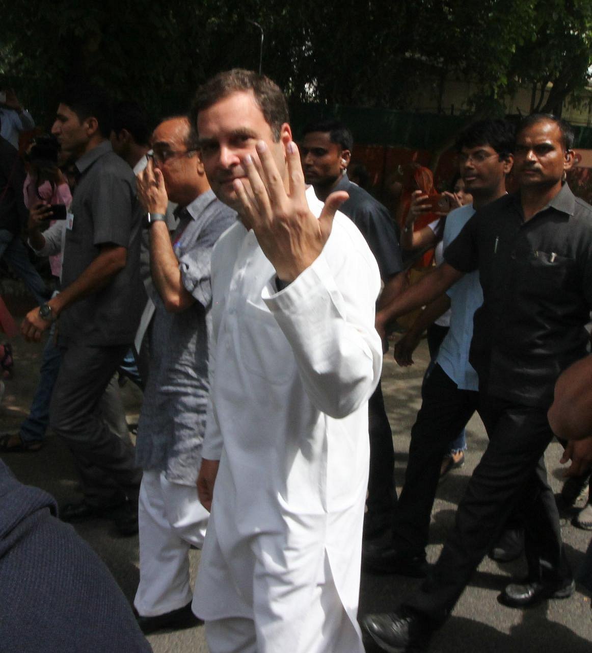 लोकसभा चुनाव: छठे चरण की 59 सीटों पर मतदान जारी, राहुल-सोनिया गांधी समेत कई दिग्गजों ने डाला वोट