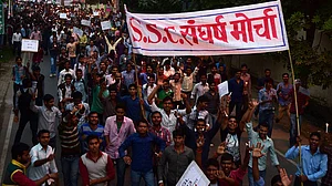 नौकरियां तो बहुत थीं, लेकिन मोदी सरकार में गायब हो गईं सारी रिक्तियां, एसएससी के आंकड़े दे रहे गवाही