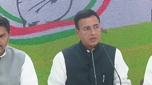 बंगाल में प्रचार पर रोक, कांग्रेस बोली- पीएम की रैली के चलते रात में प्रतिबंध, आचार संहिता बनी मोदी प्रचार संहिता