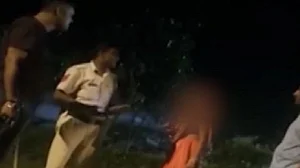 खट्टर सरकार की पुलिस की बर्बरता, थाने में महिला को बेल्ट से पीटा, वीडियो वायरल, पुलिसकर्मियों पर गिरी गाज