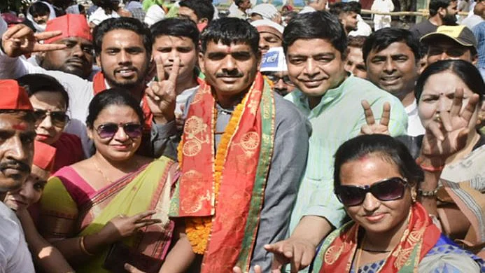 सवाल तो इस पर भीः तेज बहादुर यादव ने बनारस में गठबंधन की ओर से नामांकन किया, तो पूरी बीजेपी  परेशान हो गई। यह सुरक्षा का झंडा उठाने वालों को सुरक्षाकर्मी रहे एक व्यक्ति की ओर से दी गई चुनौती थी। परचा खारिज होने के बावजूद तेज बहादुर झुके नहीं हैं।