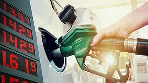 देश में लगातार 5वें दिन बढ़े पेट्रोल के दाम, आगे भी राहत की कोई उम्मीद नहीं