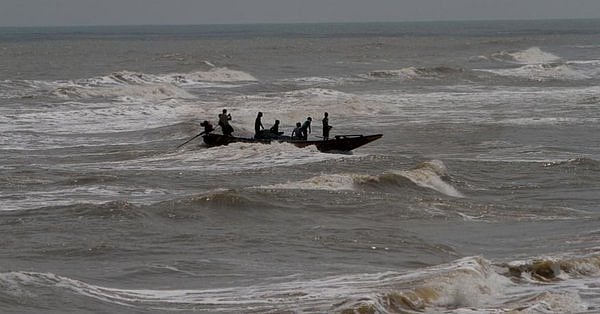 ‘वायु’ तूफान की महाराष्ट्र में दस्तक, गुजरात पहुंचने से पहले मचा हड़कंप, तस्वीरों में देखें तैयारी