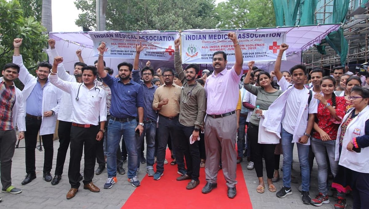 कोलकाता के डॉक्टरों के समर्थन में डॉक्टर्स की देशव्यापी हड़ताल, जगह-जगह कर रहे हैं प्रदर्शन, मरीज परेशान