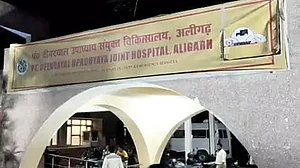योगी राज में सुरक्षित नहीं हैं महिलाएं, अलीगढ़ में 4 साल की मासूम से दुष्कर्म, आरोपी की तलाश में जुटी पुलिस
