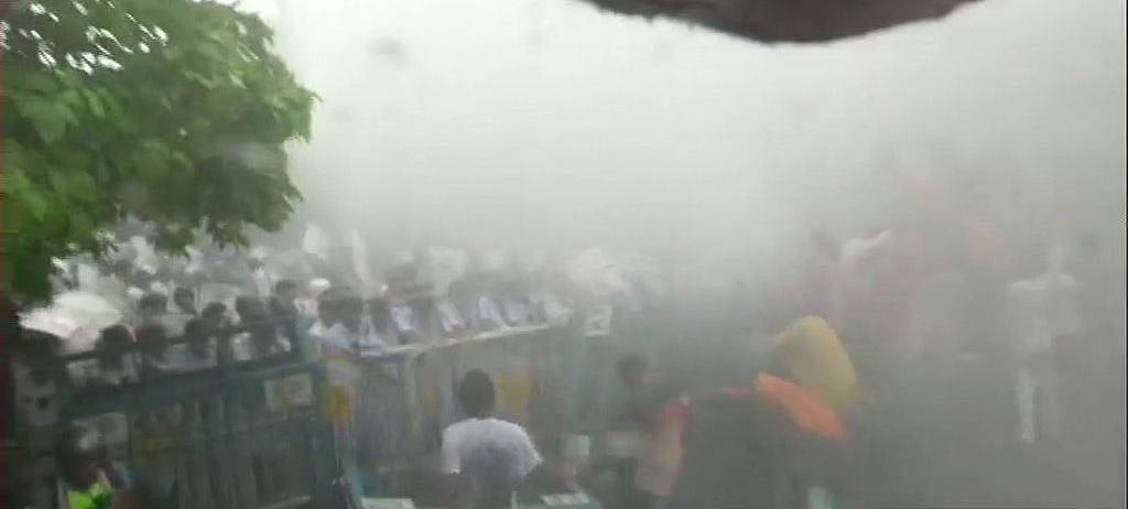 बड़ी खबर LIVE: ‘वायु’ तूफान की आहट पर गुजरात के 10 जिलों से 2 लाख से ज्यादा लोगों को सुरक्षितों जगहों पर भेजा गया