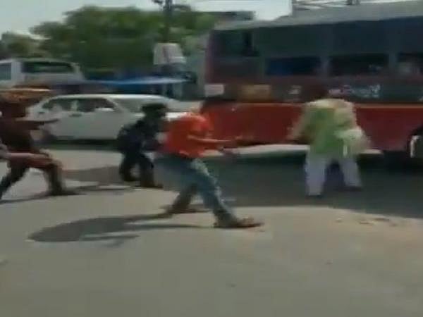 वीडियो: योगी राज में भीड़ का तांडव, बागपत में सेना के दो जवानों को दौड़ा-दौड़ाकर पीटा, कोई बचाने नहीं आया