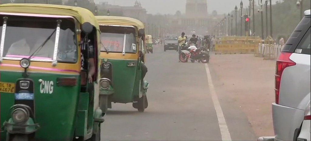 दिल्ली में आसमान से बरसी राहत की बूंदें, हल्की बारिश से लोगों को भीषण गर्मी से मिली राहत