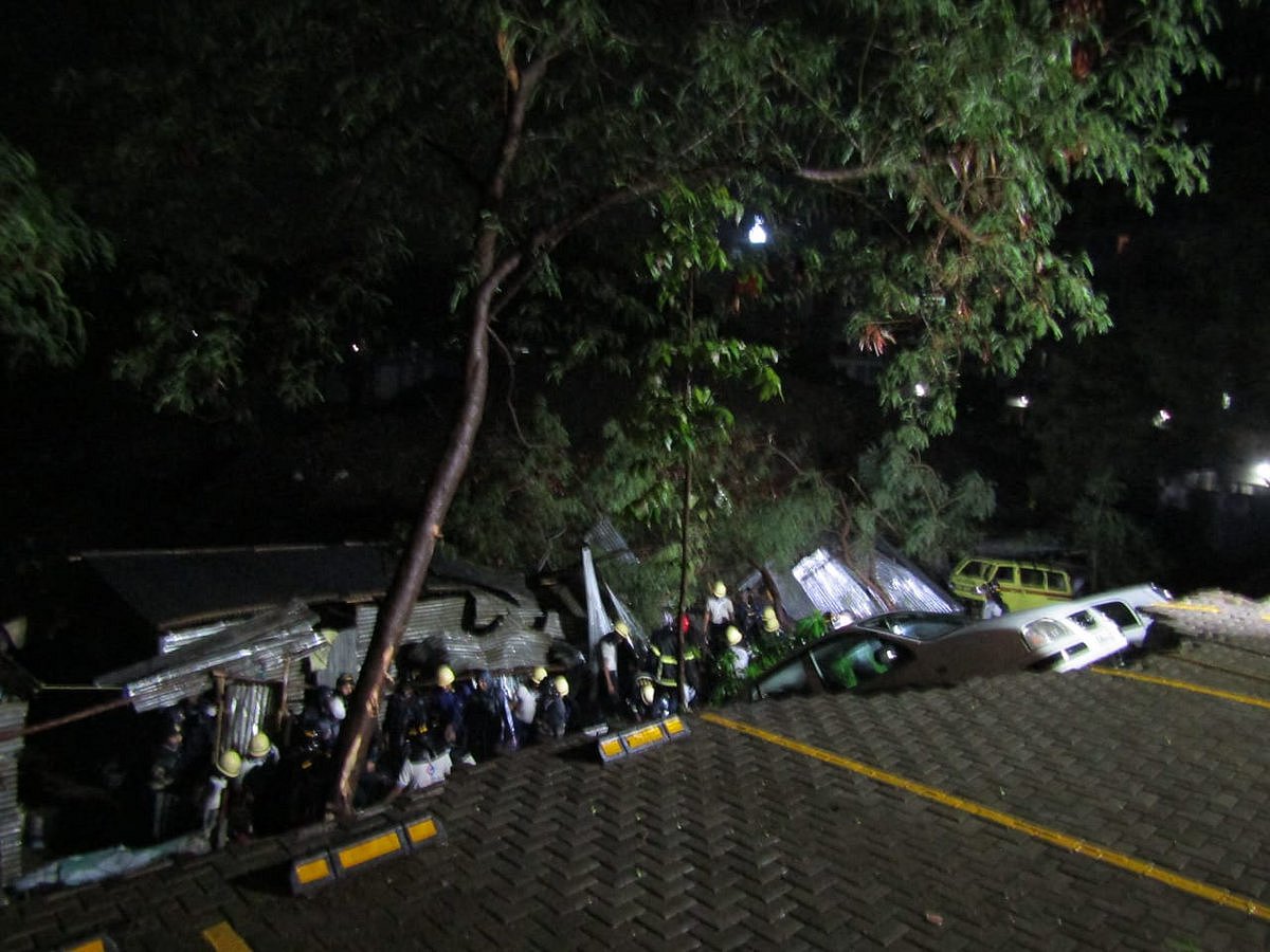 महाराष्ट्र: भारी बारिश से पुणे में दर्दनाक हादसा, दीवार ढहने से मरने वालों की संख्या पहुंची 17, उठे सवाल