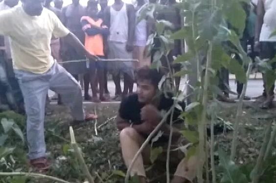 वीडियो: झारखंड में चोरी के शक में मुस्लिम युवक की पीट-पीटकर हत्या, ‘जय श्रीराम’, ‘जय हनुमान’ के नारे भी लगवाए