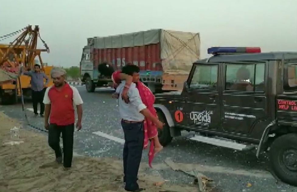 उत्तर प्रदेश: आगरा-लखनऊ हाईवे पर ट्रक से टकराई बस, हादसे में एक मासूम समेत 5 लोगों की दर्दनाक मौत, 46 घायल