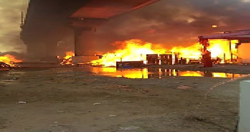 दिल्ली: कालिंदी कुंज मेट्रो स्टेशन के पास फर्नीचर मार्केट में भीषण आग, दमकल की 17 गाड़ियों ने पाया काबू