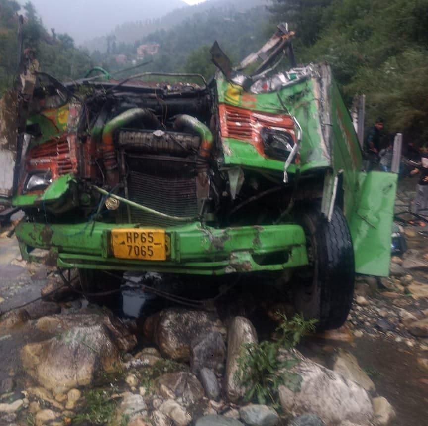 हिमाचल प्रदेश: कुल्लू बस हादसे में मृतकों की संख्या हुई 44, तस्वीरों में देखें हादसे का दिल दहला देने वाला मंजर