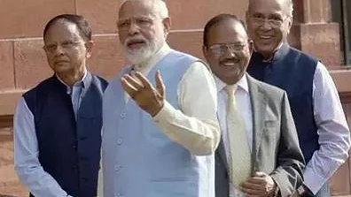 (बाएं से) पी के मिश्रा, पीएम नरेंद्र मोदी, एनएसए अजित डोवाल और नृपेंद्र मिश्रा