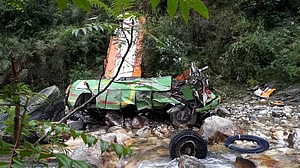 हिमाचल प्रदेश: कुल्लू बस हादसे में मृतकों की संख्या हुई 44, तस्वीरों में देखें हादसे का दिल दहला देने वाला मंजर