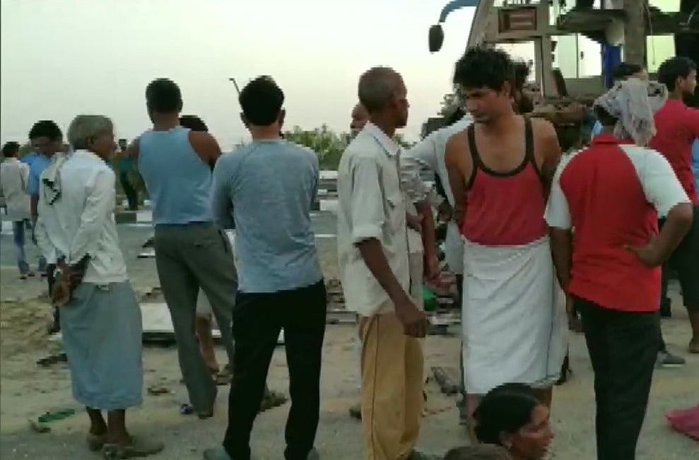 उत्तर प्रदेश: आगरा-लखनऊ हाईवे पर ट्रक से टकराई बस, हादसे में एक मासूम समेत 5 लोगों की दर्दनाक मौत, 46 घायल