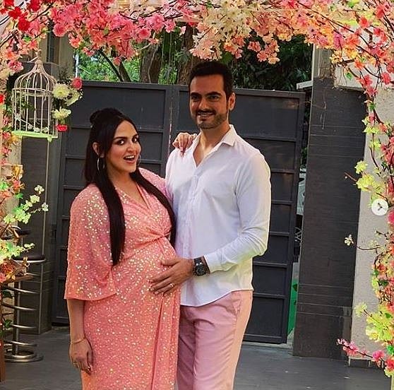 सिनेजीवन: ईशा देओल और भरत तख्तानी के  घर आई एक और नन्ही परी और हॉरर फिल्में करने से कैटरीना को लगता है डर  