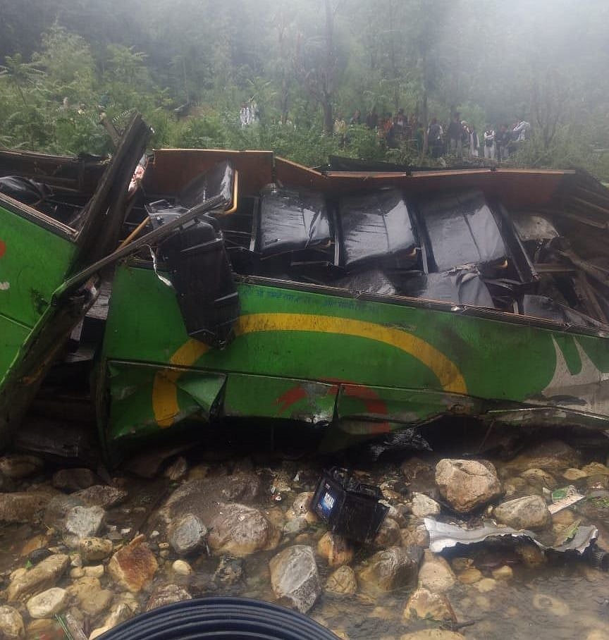 हिमाचल प्रदेश: कुल्लू बस हादसे में मृतकों की संख्या हुई 44, तस्वीरों में देखें हादसे का दिल दहला देने वाला मंजर