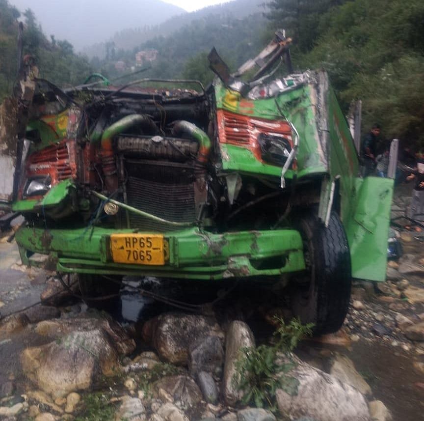हिमाचल प्रदेश: कुल्लू बस हादसे में मृतकों की संख्या हुई 44, तस्वीरों में देखें हादसे का दिल दहला देने वाला मंजर