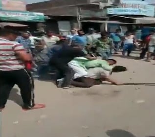 वीडियो: योगी राज में भीड़ का तांडव, बागपत में सेना के दो जवानों को दौड़ा-दौड़ाकर पीटा, कोई बचाने नहीं आया