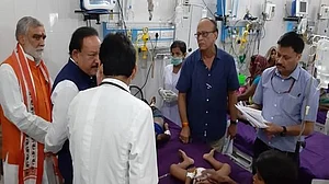 बिहार: चमकी ले रहा मासूमों की जान, सामने आई बड़ी लापरवाही, मंत्री बोले- बेड की है कमी, आपात जैसी व्यवस्था नहीं