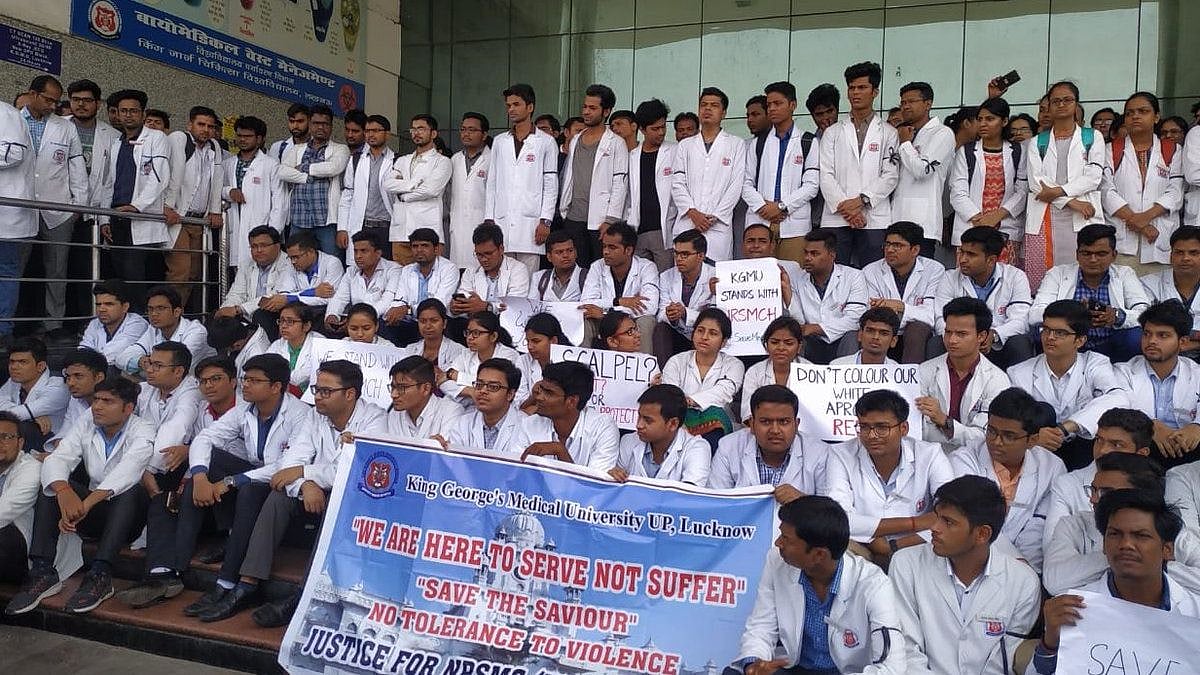 कोलकाता के डॉक्टरों के समर्थन में डॉक्टर्स की देशव्यापी हड़ताल, जगह-जगह कर रहे हैं प्रदर्शन, मरीज परेशान