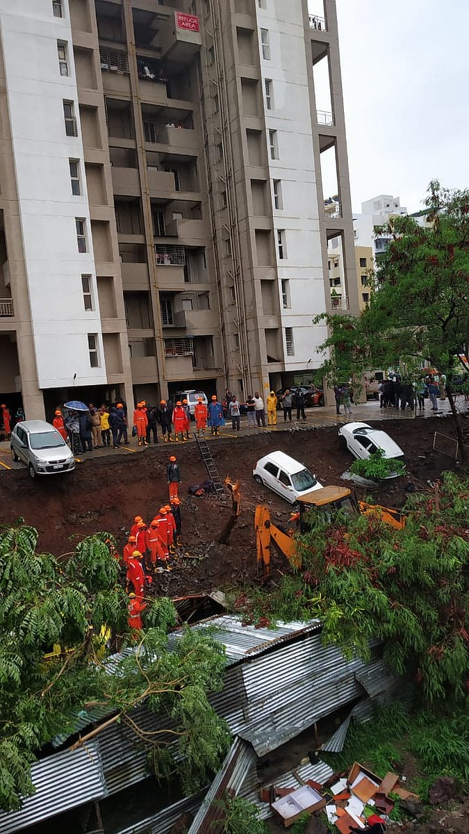 महाराष्ट्र: भारी बारिश से पुणे में दर्दनाक हादसा, दीवार ढहने से मरने वालों की संख्या पहुंची 17, उठे सवाल