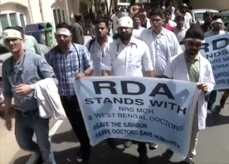 कोलकाता के डॉक्टर्स के समर्थन में आए देश के कई शहरों के डॉक्टर्स, बढ़ी मरीजों की परेशानी