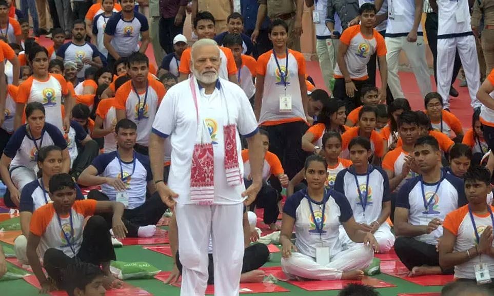 झारखंड में योग दिवस पर स्कूली बच्चों को रात भर जगाकर सुबह-सवेरे पीएम मोदी करेंगे योगासन