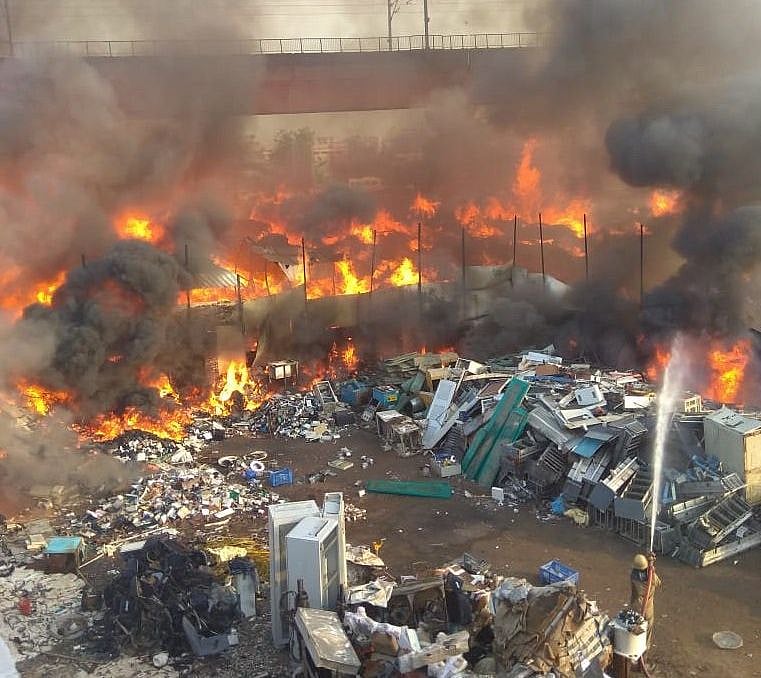 दिल्ली: कालिंदी कुंज मेट्रो स्टेशन के पास फर्नीचर मार्केट में भीषण आग, दमकल की 17 गाड़ियों ने पाया काबू