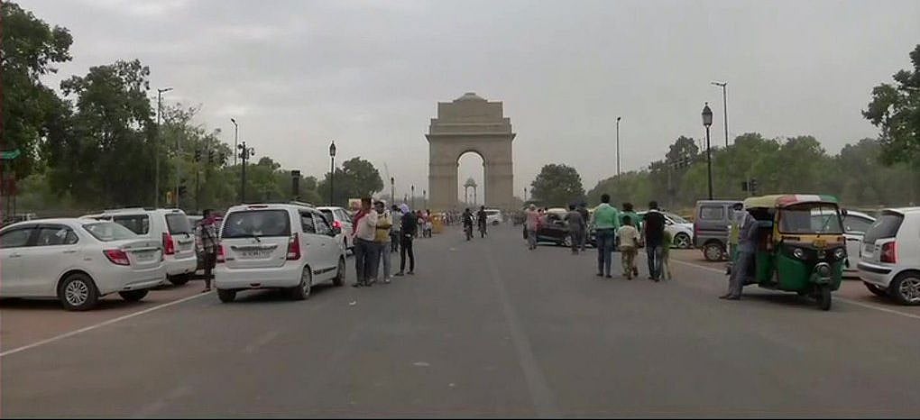 दिल्ली में आसमान से बरसी राहत की बूंदें, हल्की बारिश से लोगों को भीषण गर्मी से मिली राहत