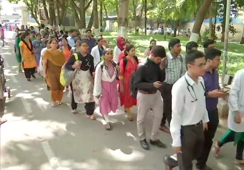 कोलकाता के डॉक्टर्स के समर्थन में आए देश के कई शहरों के डॉक्टर्स, बढ़ी मरीजों की परेशानी