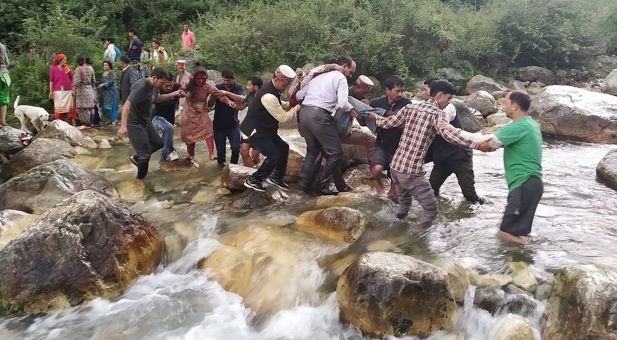 हिमाचल प्रदेश: कुल्लू बस हादसे में मृतकों की संख्या हुई 44, तस्वीरों में देखें हादसे का दिल दहला देने वाला मंजर