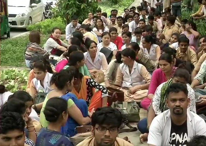 देश में नौकरियों का अकाल, मोदी सरकार ने अस्पतालों से दर्जनों नर्सिंग कर्मियों को किया बाहर, कर्मचारी दे रहे धरना