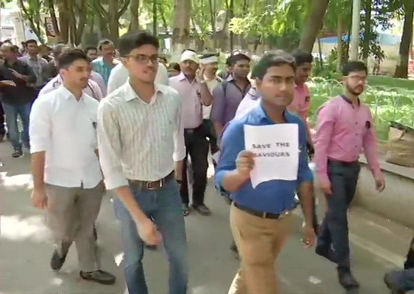 कोलकाता के डॉक्टर्स के समर्थन में आए देश के कई शहरों के डॉक्टर्स, बढ़ी मरीजों की परेशानी