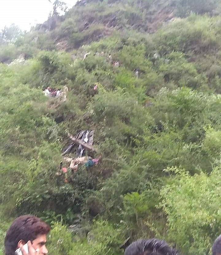 हिमाचल प्रदेश: कुल्लू बस हादसे में मृतकों की संख्या हुई 44, तस्वीरों में देखें हादसे का दिल दहला देने वाला मंजर