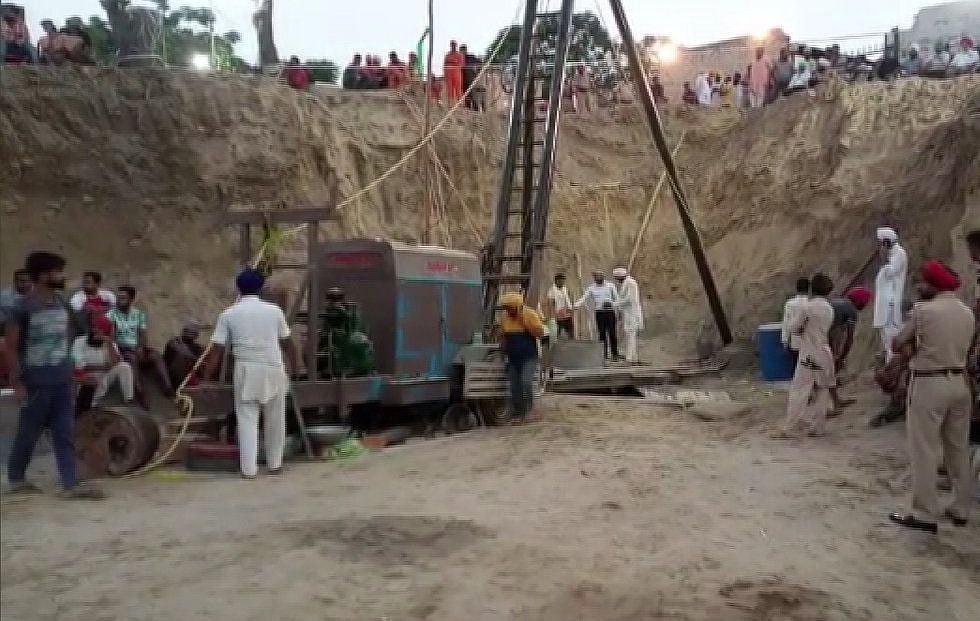 पंजाब: संगरूर में 4 दिन से 150 फीट गहरे बोरवेल में अटकी है 2 साल के मासूम की जान, रेस्क्यू ऑपरेशन जारी