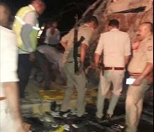 यमुना एक्सप्रेस-वे पर भीषण सड़क हादसा, बस पलटने से 4 लोगों की मौत, 25 से ज्यादा घायल