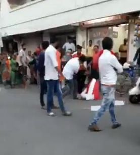 पीएम मोदी के गुजरात में बीजेपी विधायक की गुंडागर्दी, बीच सड़क पर महिला पर बरसाए लात-घूंसे, वीडियो वायरल