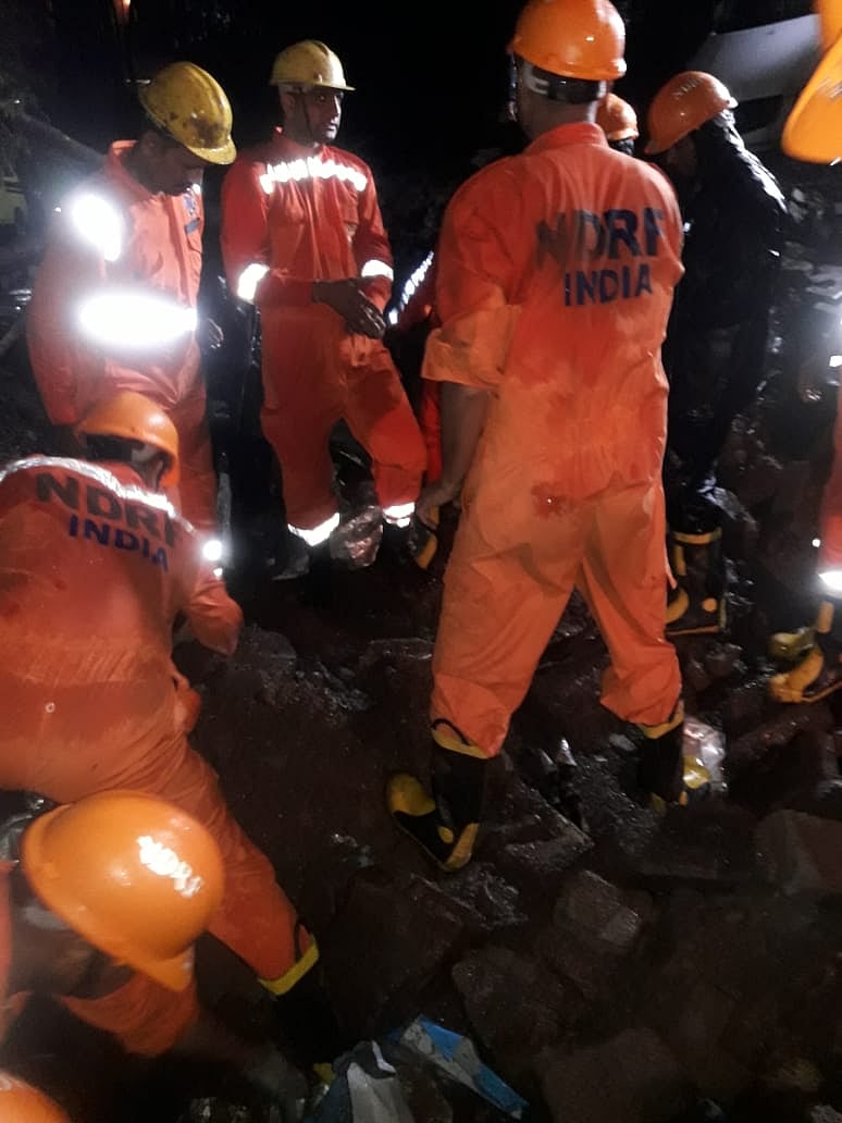 महाराष्ट्र: भारी बारिश से पुणे में दर्दनाक हादसा, दीवार ढहने से मरने वालों की संख्या पहुंची 17, उठे सवाल