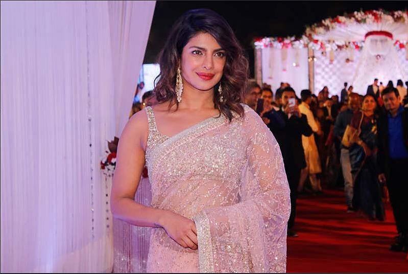 सिनेजीवन: जेठानी की शादी में दिखा प्रियंका का पारंपरिक अंदाज और कृति सेनन ने ‘पानीपत’ की शूटिंग पूरी की